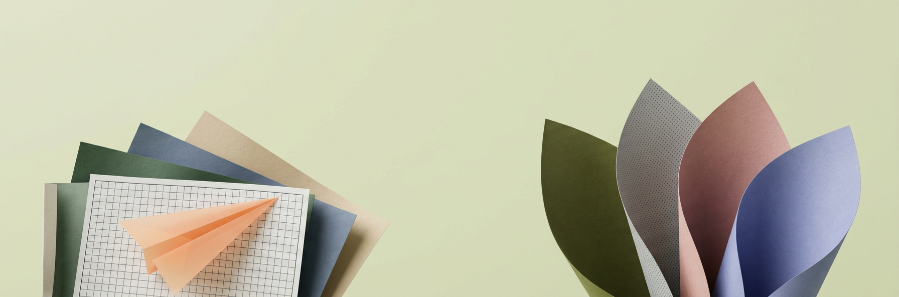 Illustration : des feuilles de papier de couleurs empilées et déployées en bas de page